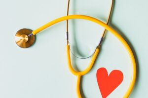 美容院の口コミ｜予約・スマホで情報を確認する様子