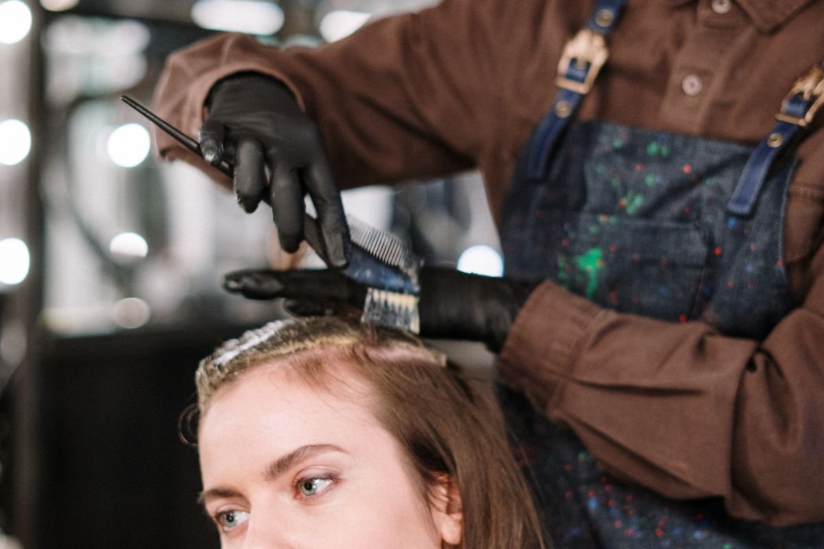 スマートフォンで近くの美容院を地図で探すイメージ