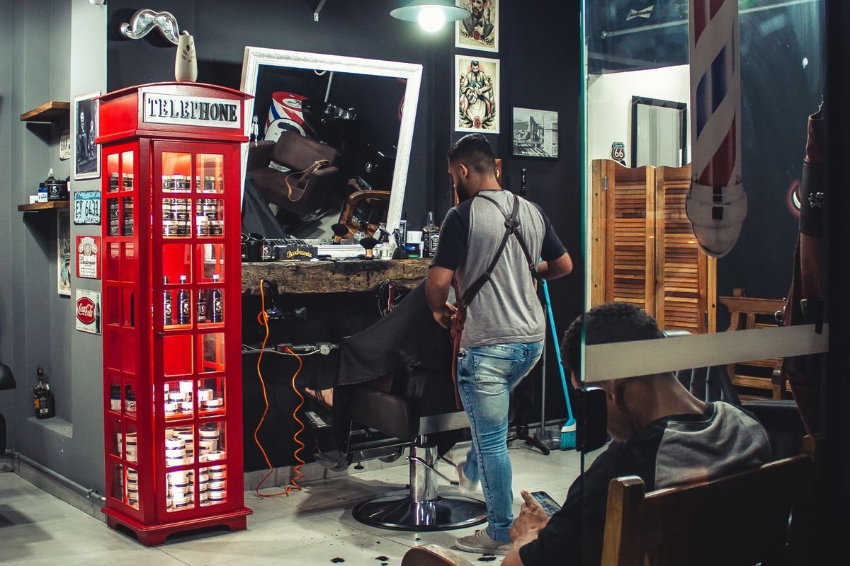 美容室のカウンターでカルテ情報を管理するイメージ