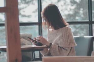 美容室の補助金・助成金を調べる様子｜資金計画の検討